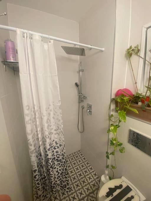 Sarin Room Yehud-Monosson Luaran gambar